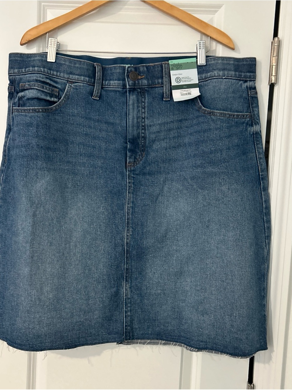Terra & Sky Women's Knee Length Denim Skirt, Sloane Wash- NWT- 18w